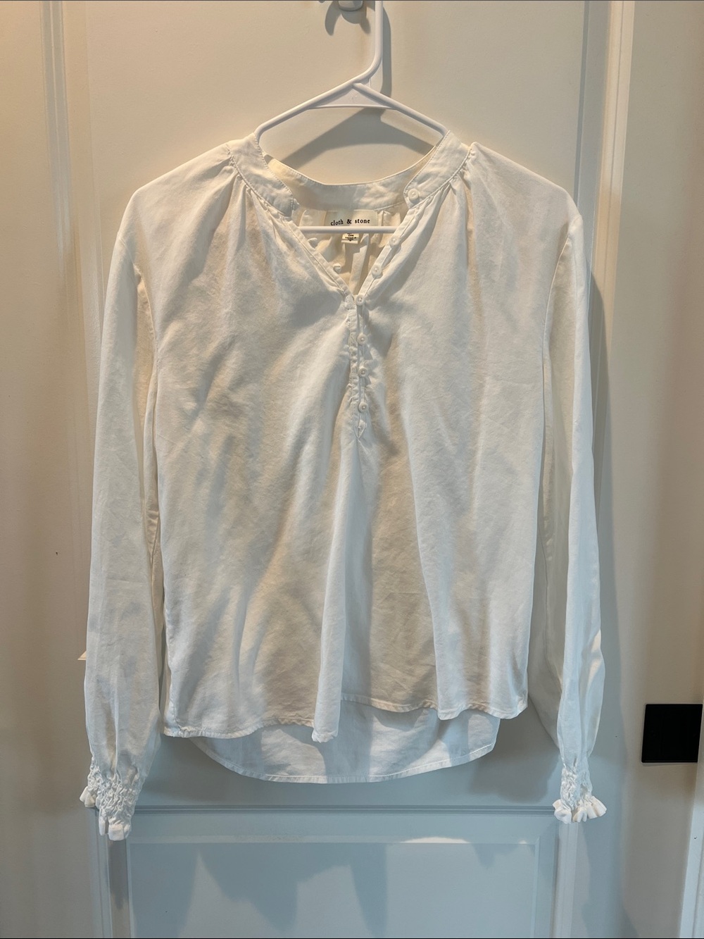 Cloth & Stone White Long-Sleeve Buttoned Blouse.